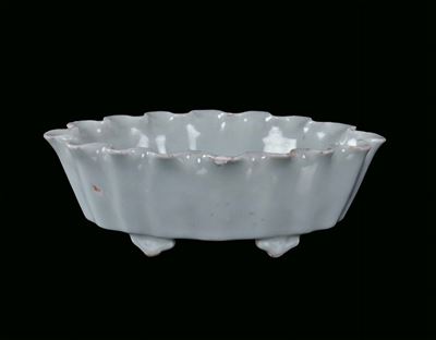 Centrotavola in Porcellana Celadon con Bordo Sagomato, Cina, Dinastia Qing, Inizio del XIX Secolo