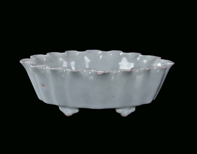 Celadon porcelain center-piece with shaped rim, China, Qing Dynasty, beginning 19th century cm 23x16x7,5  - Auction Fine Chinese Works of Art - Cambi Casa d'Aste