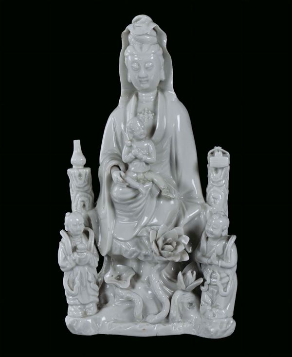 Guanyin in porcellana  Blanc de Chine, seduta con fanciulli, Cina, Dehua, Dinastia Qing,Epoca Kangxi (1662-1722)
