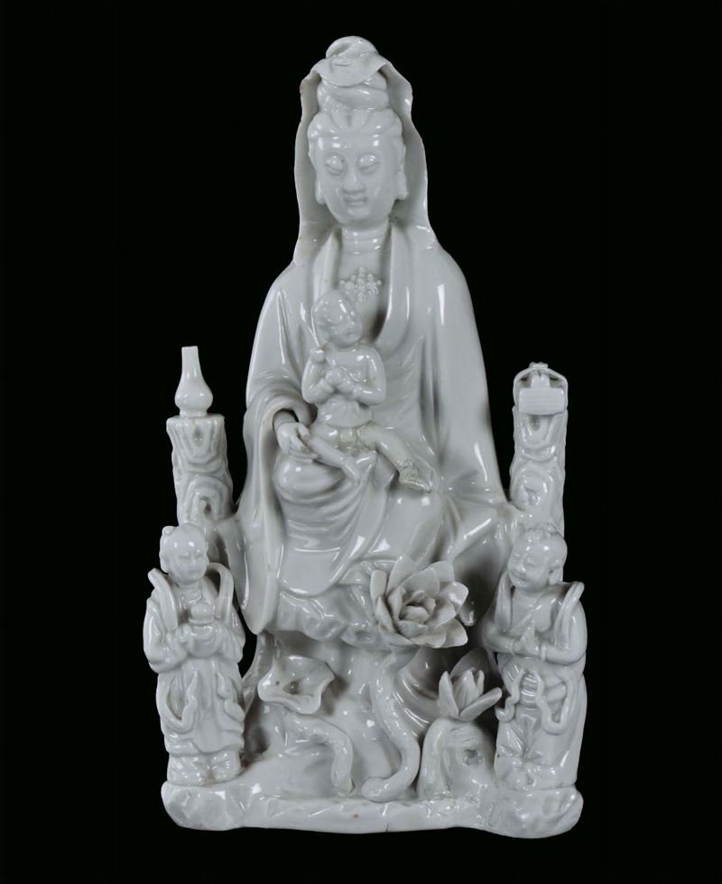 Guanyin in porcellana  Blanc de Chine, seduta con fanciulli, Cina, Dehua, Dinastia Qing,Epoca Kangxi (1662-1722)  - Asta Fine Chinese Works of Art - Cambi Casa d'Aste