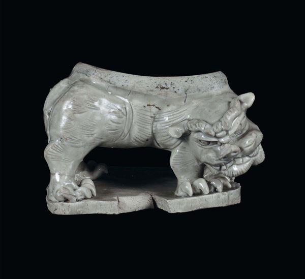Cuscino a forma di Cane di Pho in porcellana bianca, Cina, Dinastia Song (960-1279)