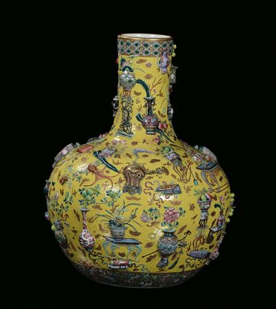Vaso in Porcellana con Rilievi a Fondo Giallo, Cina, Dinastia Qing, Epoca Daoguang, XIX Secolo