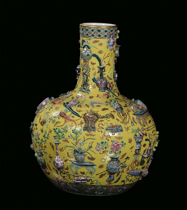 Vaso in porcellana con rilievi a fondo giallo, Cina, Dinastia Qing, Epoca Daoguang, XIX Secolo