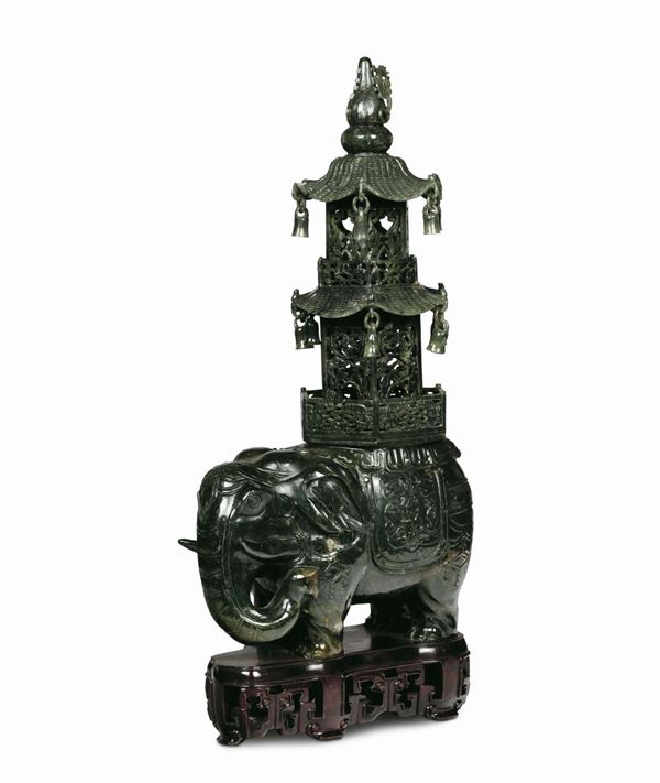 Incensiere a forma di elefante con pagoda a due piani in giada spinacio, Cina, XIX secolo