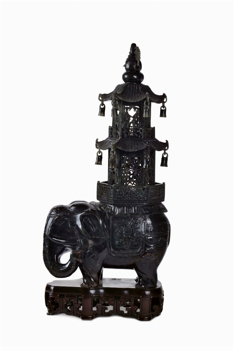 Incensiere a Forma di Elefante con Pagoda a Due Piani in Giada Spinacio, Cina, XIX Secolo