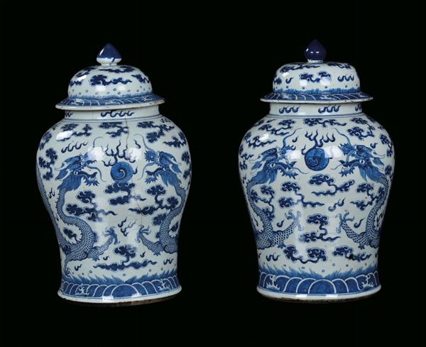 Coppia di potiches con coperchio in porcellana con decorazione bianca e blu, Cina dinastia Qing, XIX secolo