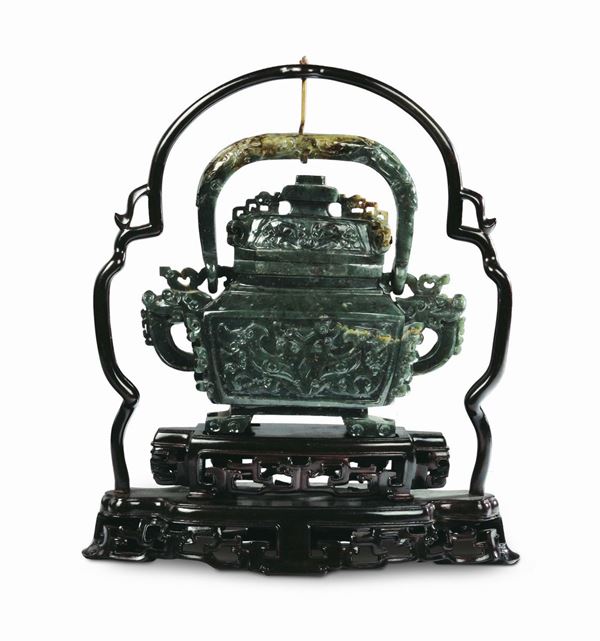 Vaso in giada spinacio di forma arcaica con intagli stilizzati, Cina, Periodo Repubblica,  XX secolo