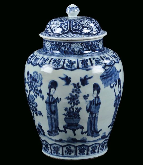 Porcelain Potiche with cover, China, Qing Dynasty, Kangxi Period (1662-1722) white and blue decoration, h cm 58