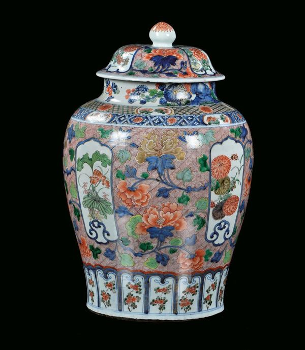 Potiche in porcellana con coperchio con decorazione vegetale policroma, Cina, Dinastia Qing, Periodo Kangxi (1662-1722)