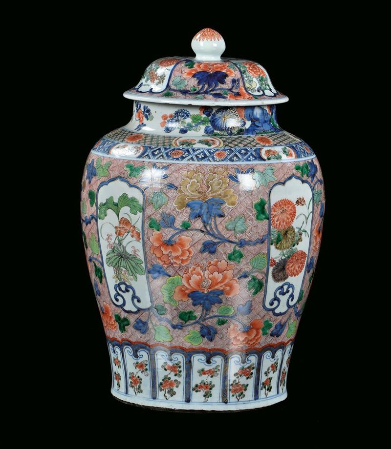 Porcelain Potiche with cover with polychrome vegetable decoration, China, Qing Dynasty, Kangxi Period  (1662-1722) h cm 60  - Auction Fine Chinese Works of Art - Cambi Casa d'Aste