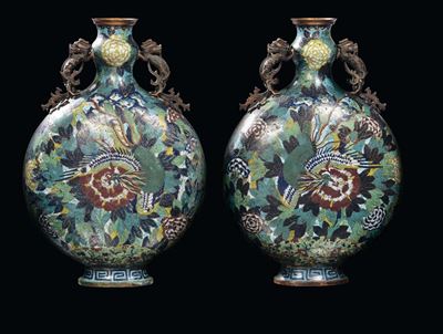 Coppia di Grandi Fiasche Cloisonnè con Fenici su Fondo Vegetale, Cina, Dinastia Qing, XIX Secolo