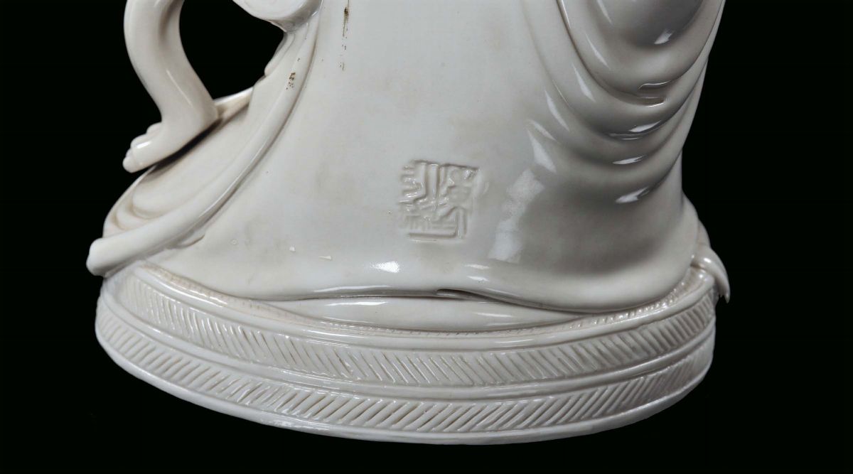 Figura di Guanyin con Ruyi in Porcellana Blanc De Chine, Cina, Dehua, Dinastia Qing, XIX Secolo