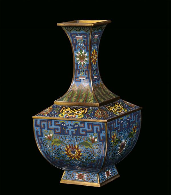 Vaso cloisonné, base squadrata, Cina, XIX secolo