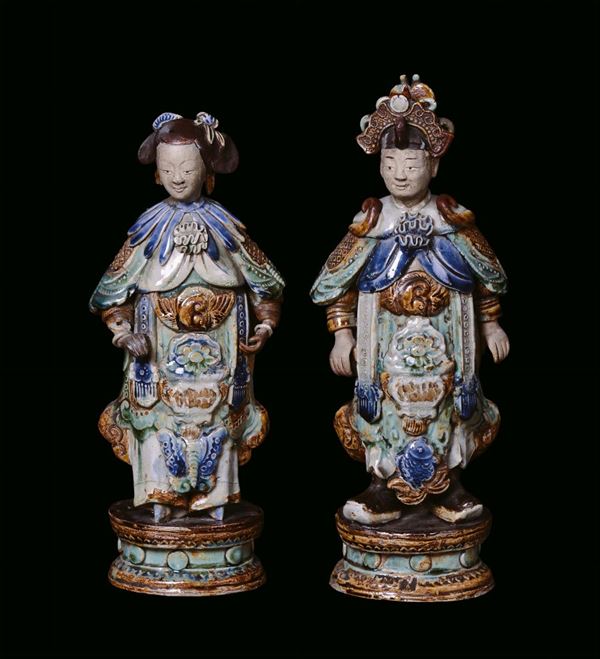 Due figure orientali in grès  con policromia, Cina, XX secolo