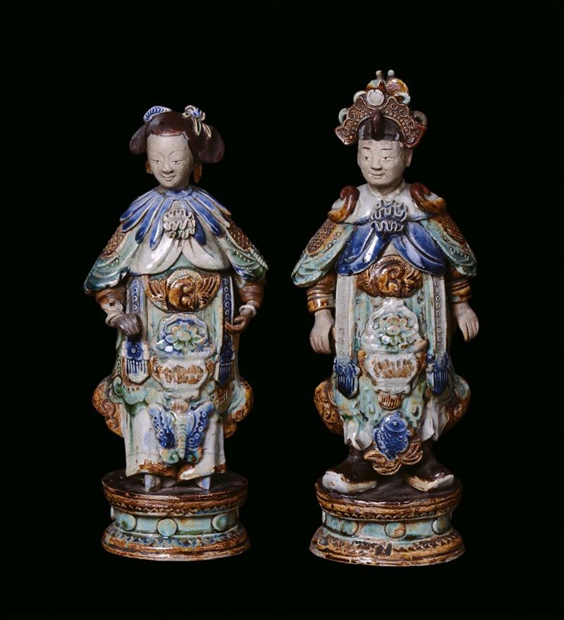 Due figure orientali in grès  con policromia, Cina, XX secolo  - Asta Fine Chinese Works of Art - Cambi Casa d'Aste