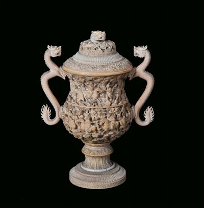 Vaso in Avorio Biansato con Figure Scolpite, Cina, Canton, Dinastia Qing, Epoca Daoguang (1821-18...