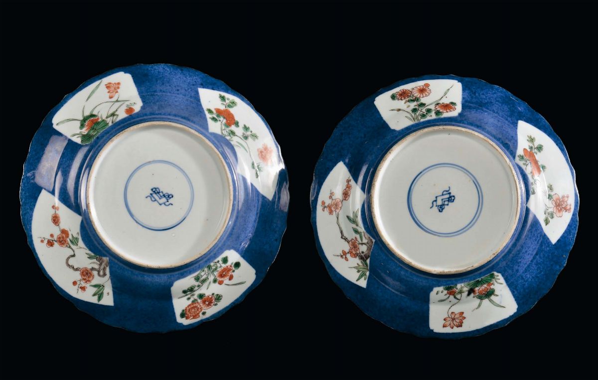 Coppia di Piatti in Porcellana Blu Poudre e Oro, a Riserve Famiglia Verde, Dinastia Qing, Periodo...