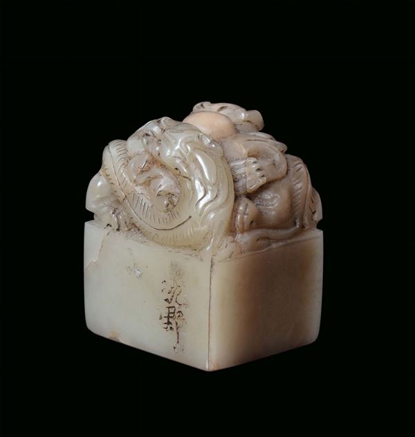 Small jade seal with dragons, China, Qing Dynasty, 19th century h cm 4 (box)