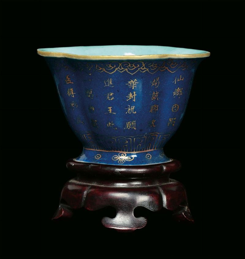 Coppa blu con iscrizioni in oro, base in legno , Cina, Epoca Guangxu, (1875-1908)  - Asta Fine Chinese Works of Art - Cambi Casa d'Aste