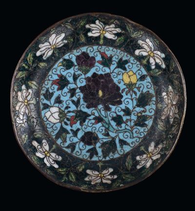 Piattino in Smalto Cloisonnè con Decorazione Floreale su Fondo Azzurro, Cina, Dinastia Ming, XVII...