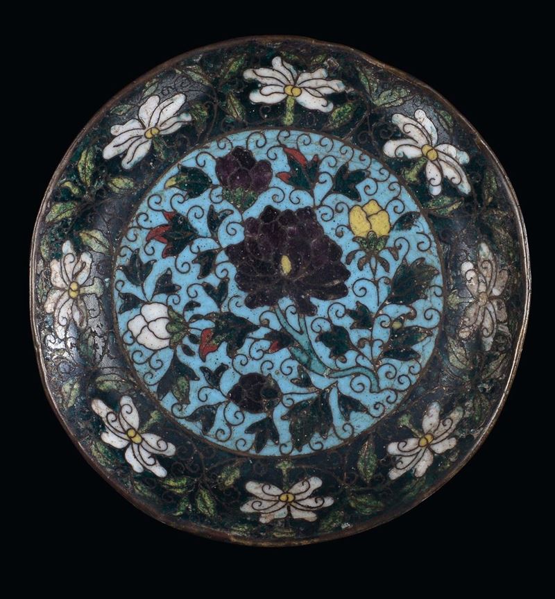 Small cloisonné enamel plate with floral decoration on light blue background, China, Ming Dynasty, 17th century, diameter cm 16  - Auction Fine Chinese Works of Art - Cambi Casa d'Aste