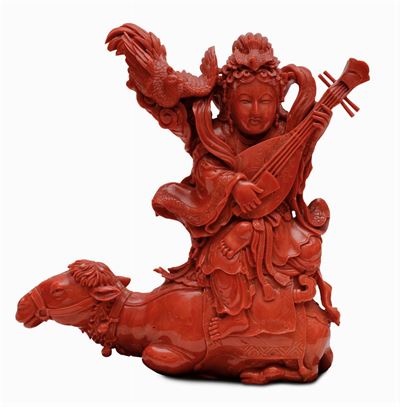 Raro Gruppo in Corallo Rosso con una Figura di Suonatrice su Cammello Accovacciato , Cina, XIX Se...