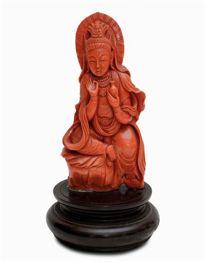 Scultura in Corallo Rosso Raffigurante Guanyin con Vasetto, Cina, XIX Secolo