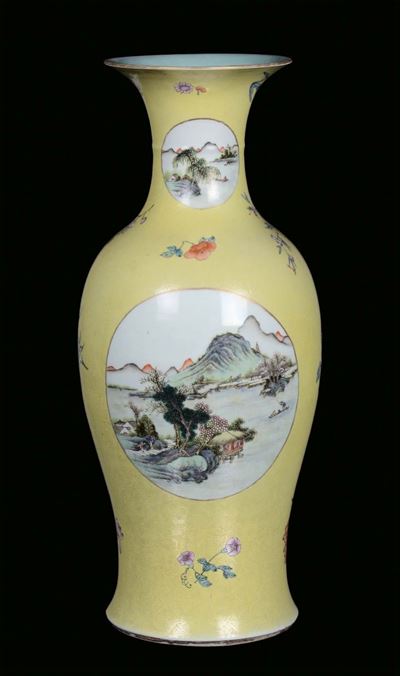 Vaso in Porcellana Decorata a Fondo Giallo, Cina XIX Secolo