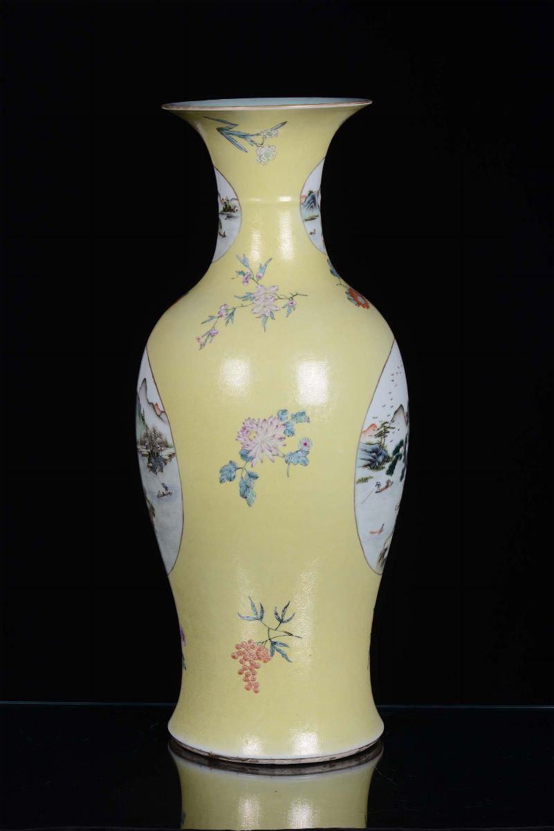 Vaso in Porcellana Decorata a Fondo Giallo, Cina XIX Secolo
