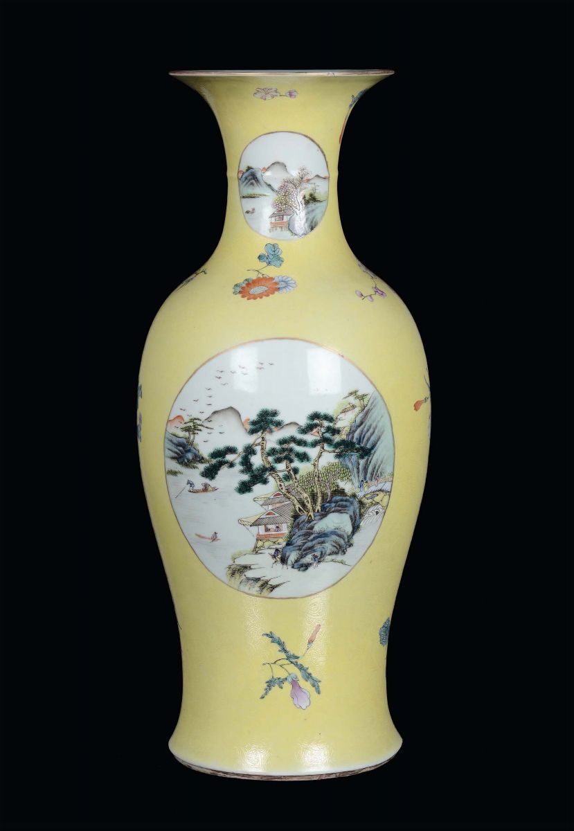 Vaso in Porcellana Decorata a Fondo Giallo, Cina XIX Secolo