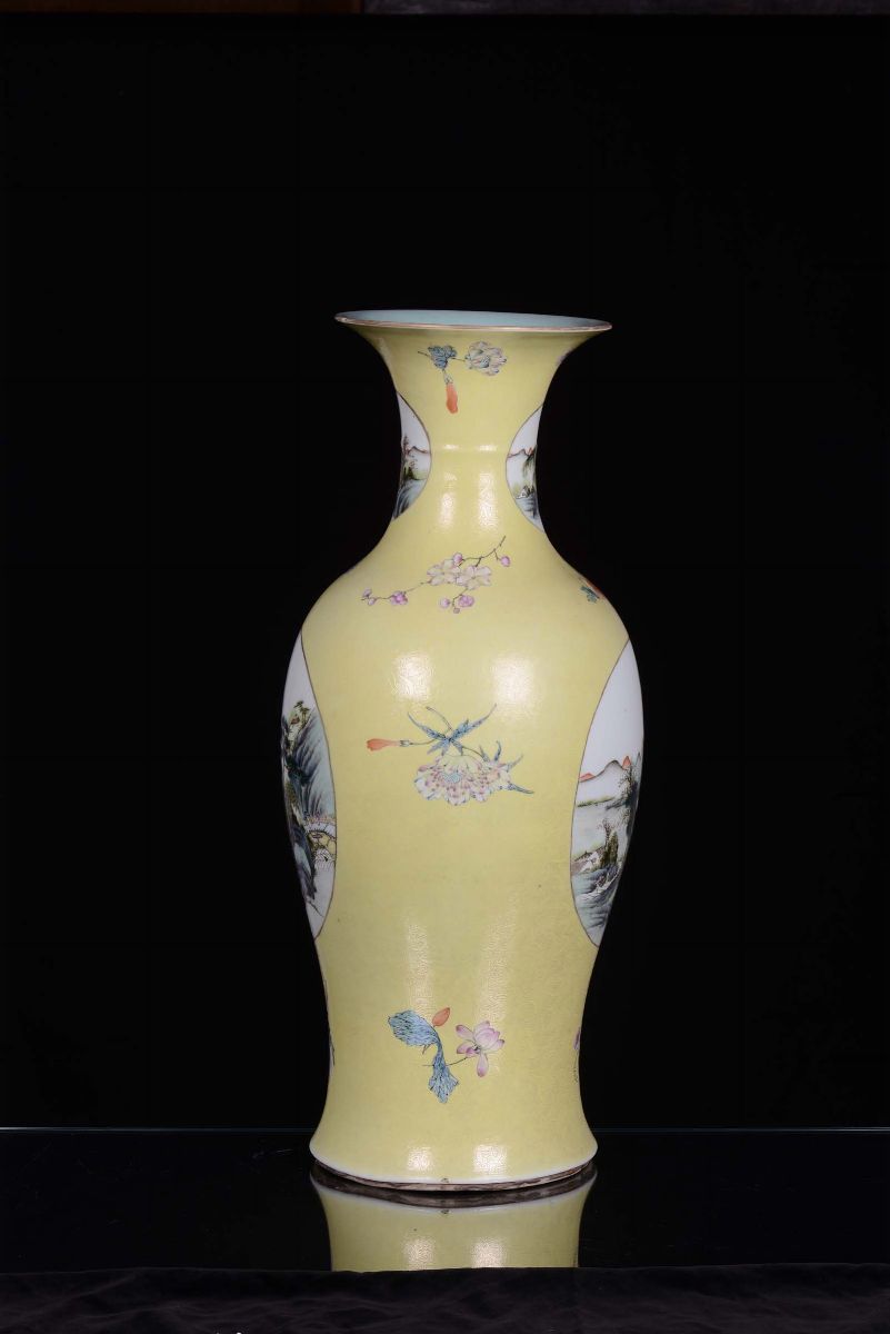 Vaso in Porcellana Decorata a Fondo Giallo, Cina XIX Secolo