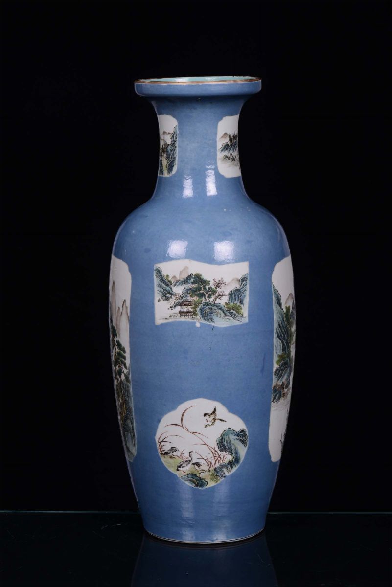 Vaso in Porcellana Decorata a Fondo Azzurro, Cina, XIX Secolo