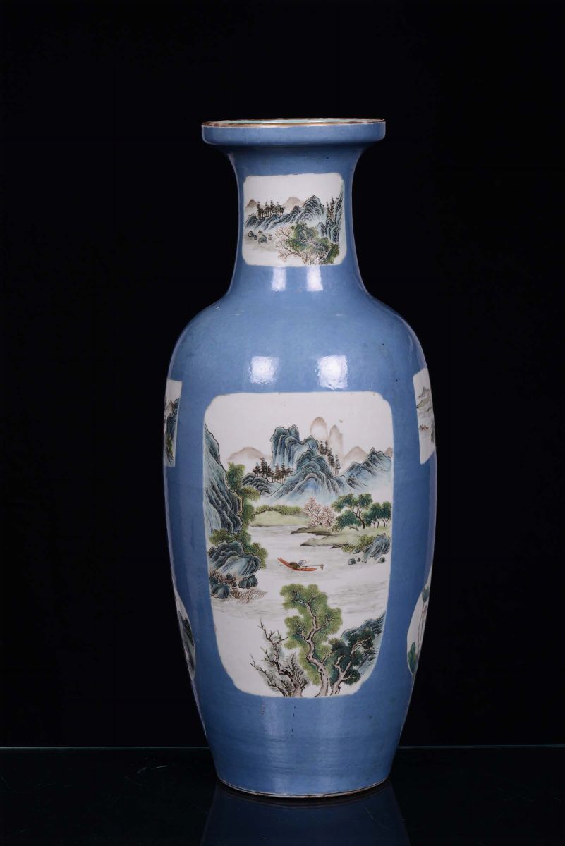Vaso in Porcellana Decorata a Fondo Azzurro, Cina, XIX Secolo