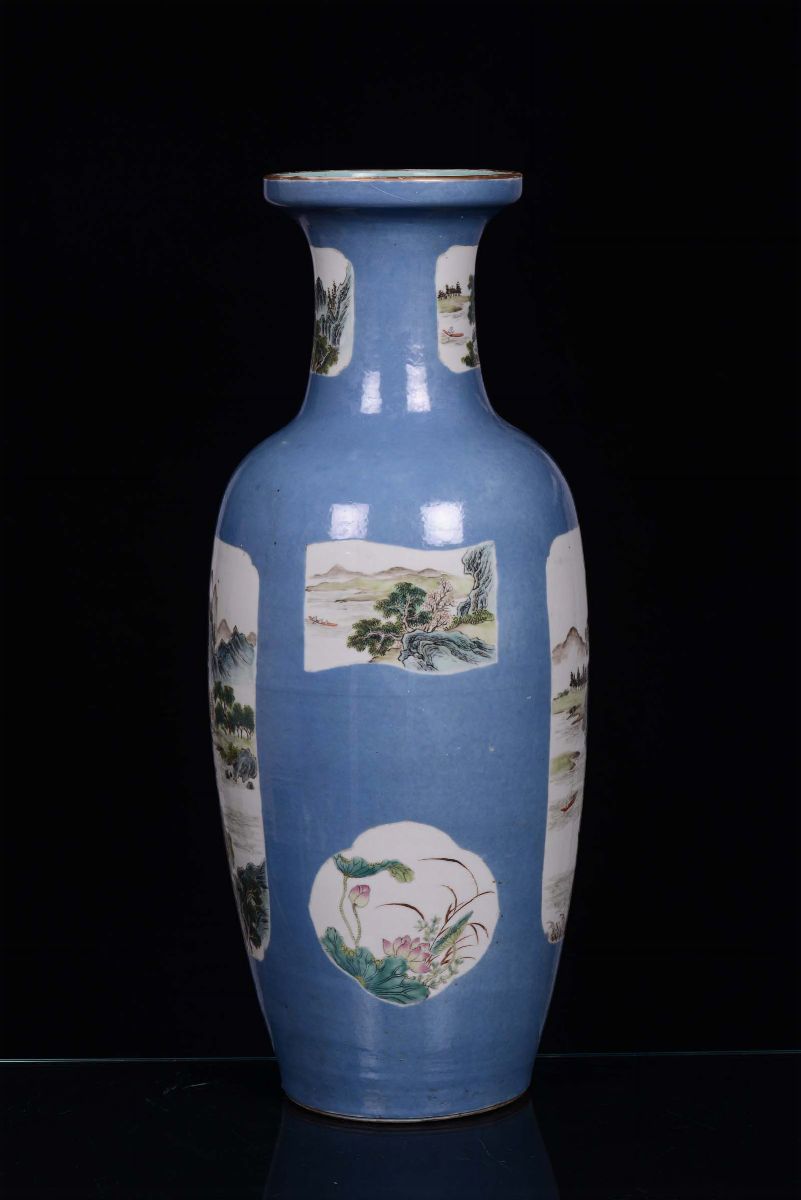 Vaso in Porcellana Decorata a Fondo Azzurro, Cina, XIX Secolo