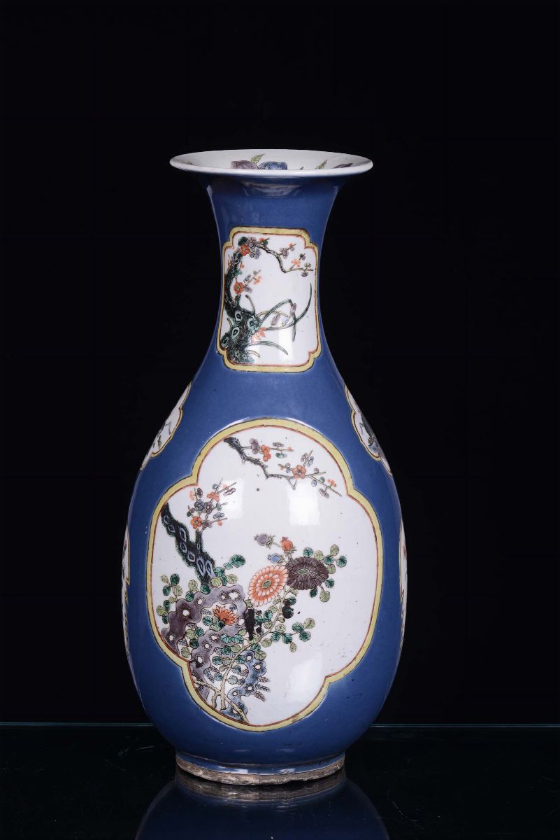 Vaso in Porcellana Decorata a Fondo Blu, Cina Dinastia Qing, XIX Secolo
