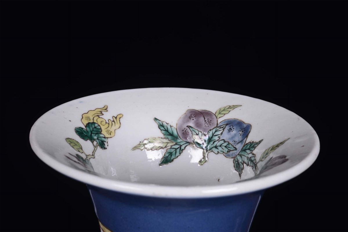 Vaso in Porcellana Decorata a Fondo Blu, Cina Dinastia Qing, XIX Secolo