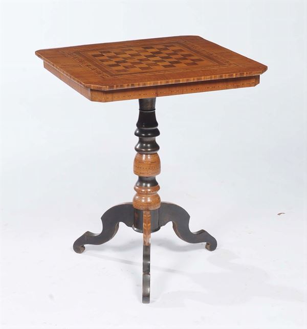 Tavolino con piano intarsiato con scacchiera, XIX secolo