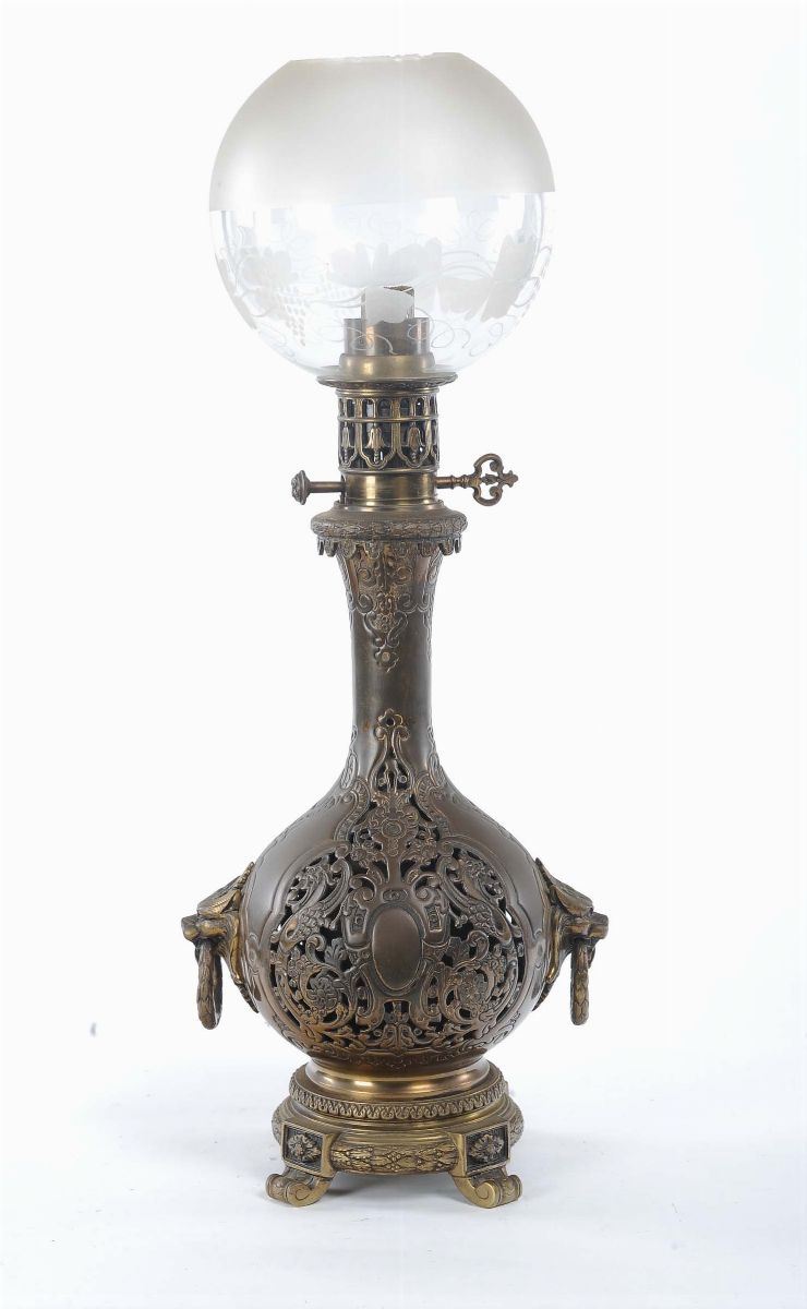 Lampada ad olio in metallo dorato e traforato  - Auction Antique and Old Masters - II - Cambi Casa d'Aste
