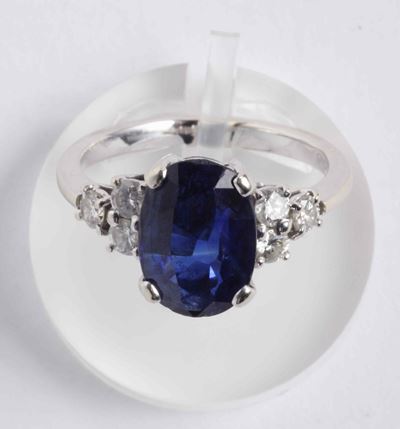 Anello con Zaffiro e Diamanti