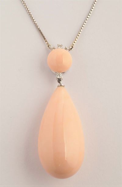 Pendente con Corallo Rosa e Piccoli Diamanti