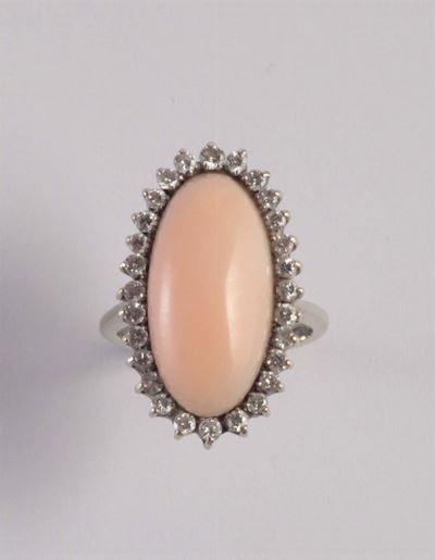 Anello con Corallo Rosa e Diamanti a Contorno
