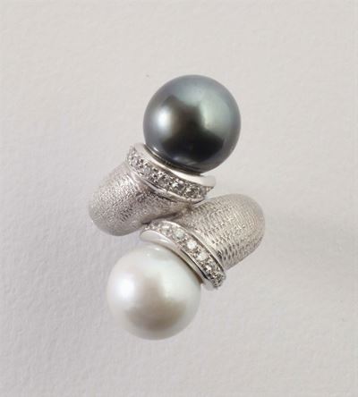 Anello Contrarié con Perla Bianca e Peacock di MM 12