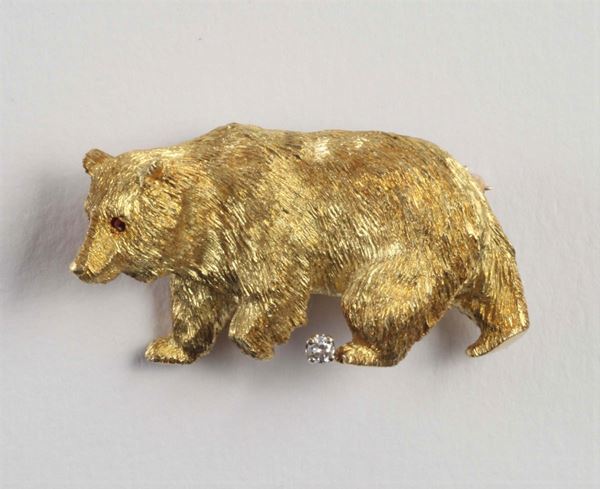 A gold bear brooch. Signed Tiffany