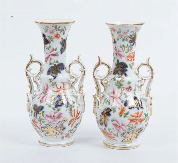 Coppia di vasi in porcellana policroma