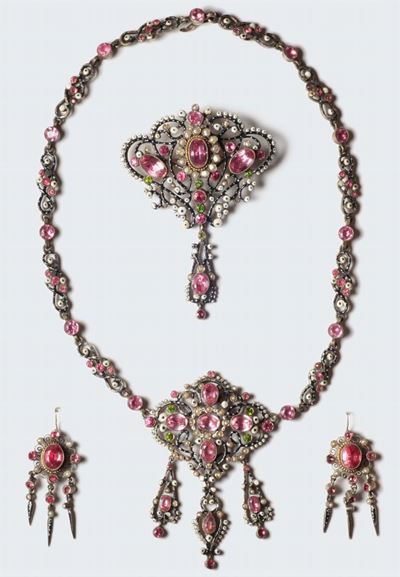 Parure Composta da Girocollo, Orecchini e Spilla