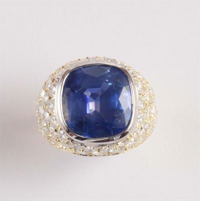 Anello con Zaffiro Ceylon di Ct 11,55 e Diamanti