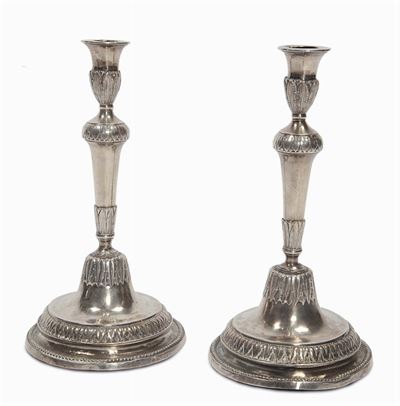 Coppia di Candelieri Luigi XVI in Argento Sbalzato e Cesellato, Fine XVIII Secolo
