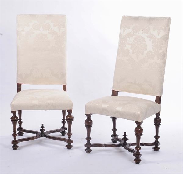 Coppia di grandi sedie da parata in noce, Liguria XVII secolo