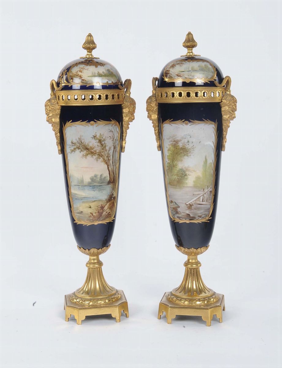 Coppia di Vasi in Porcellana Policroma, Sevres XIX Secolo