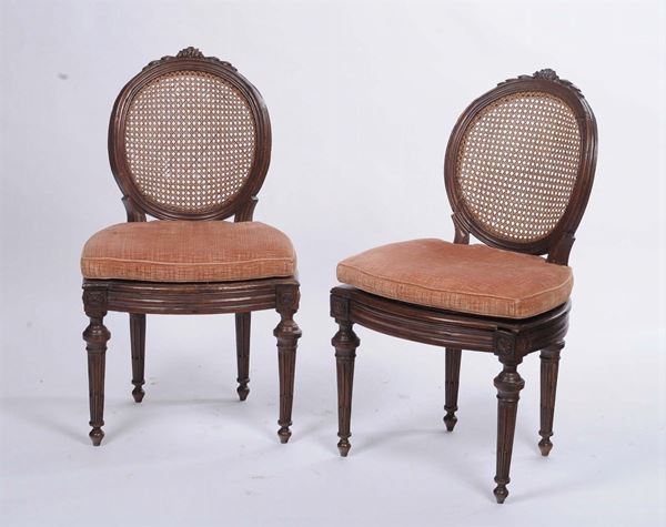 Coppia di sedie Luigi XVI in noce, inizio XIX secolo